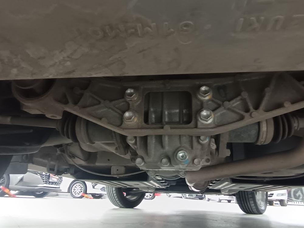 Revisión de los bajos y la transmisión de un auto usado